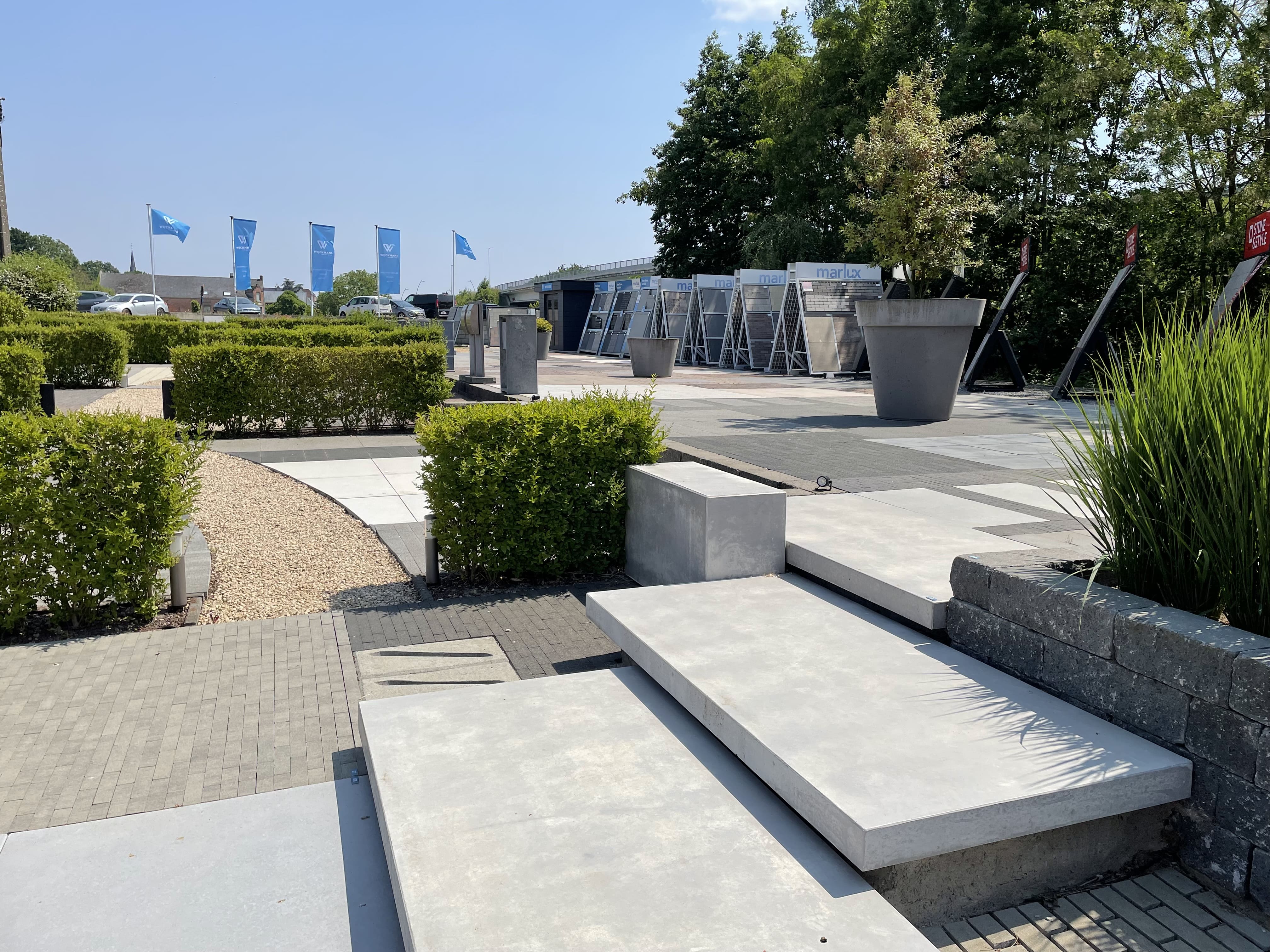 De tuintoonzaal van Wijckmans met een ruim assortiment aan materialen voor buitenafwerking.